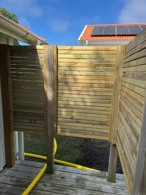 Insynsskydd i liggande ribbor vid husets gavel