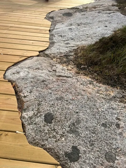 Trädäck som följer bergets kant