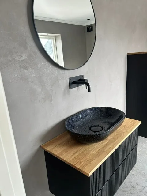 PLATSHÅLLARE: Renoverat badrum i grå toner. Byt vid behov till annan bild från Ticon. Badrumsrenovering, byggtjänst från TICON Hunnebo AB